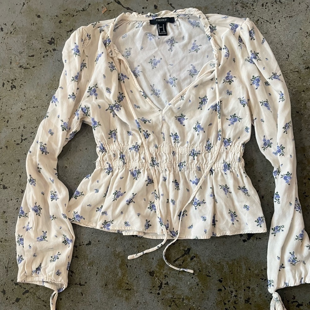 Forever 21 Blue Floral Cream Blouse with V-neck and Cinched Waist Size Medium